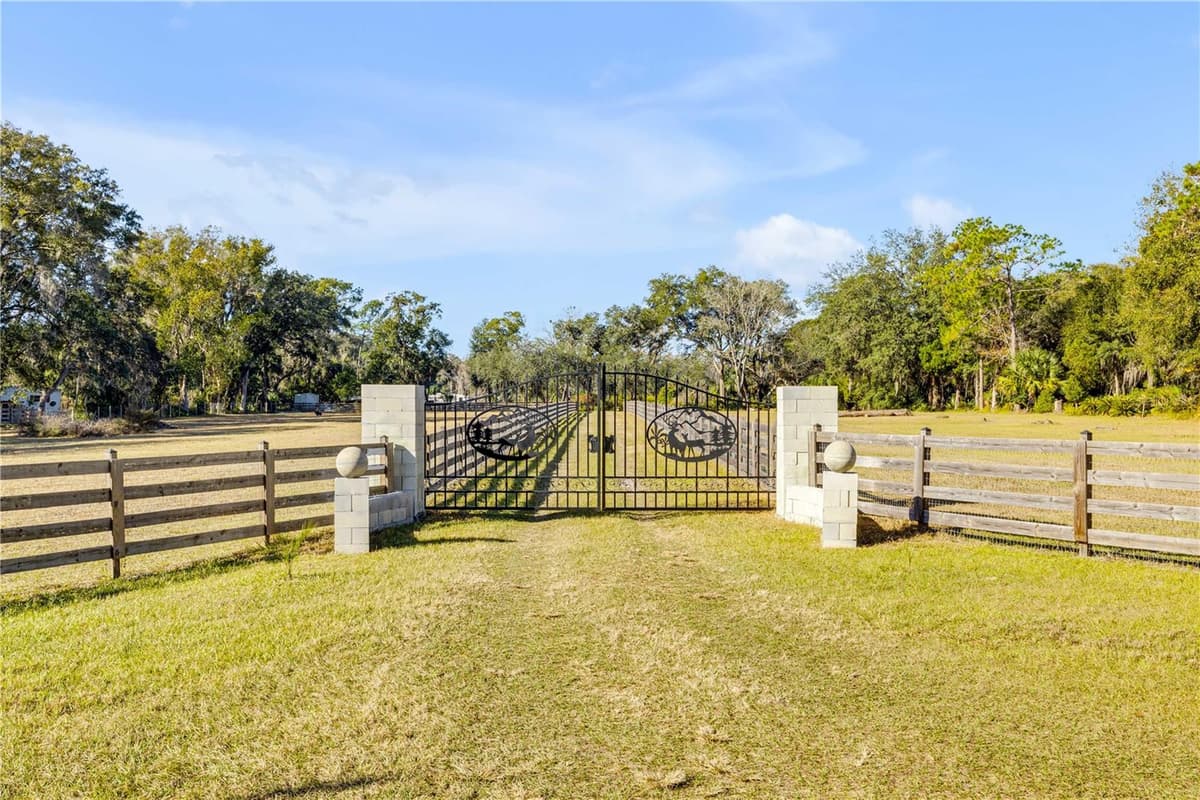 420 ROBERTS ROAD — photo 10 of 37