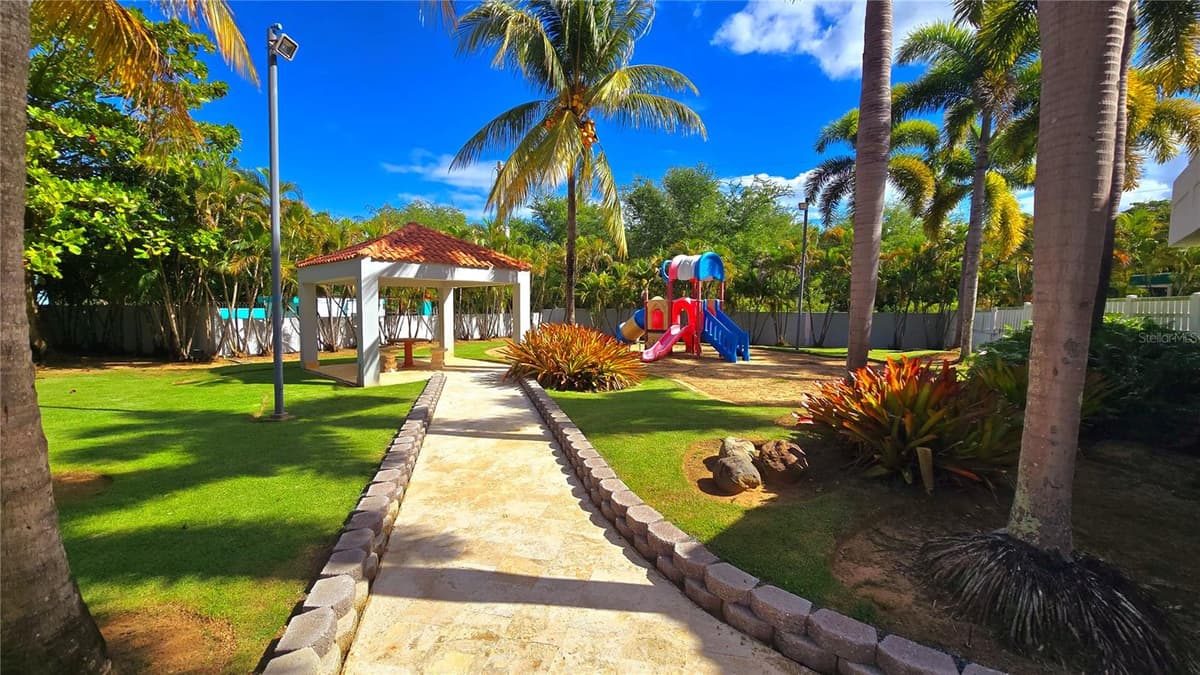 St 686 COND. CHALETS DE LA PLAYA — photo 33 of 42