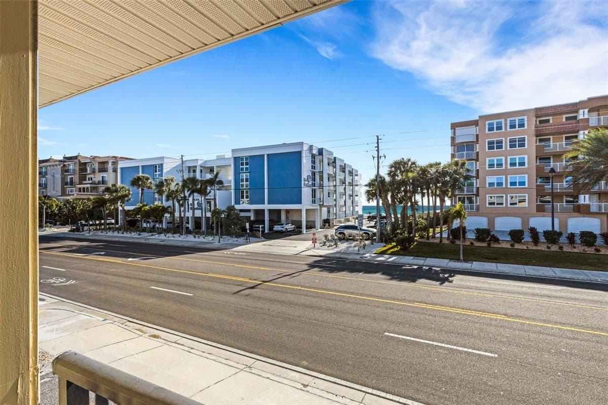 16333 GULF BOULEVARD — photo 31 of 38