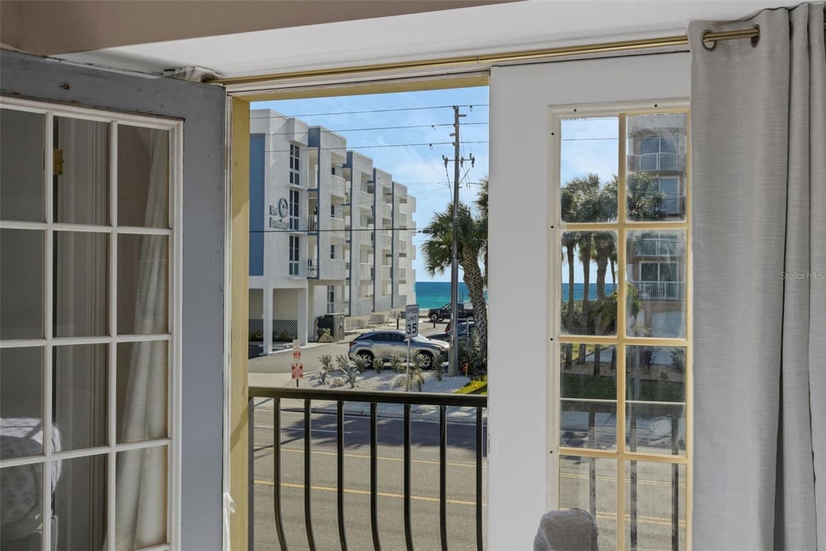 16333 GULF BOULEVARD — photo 25 of 38