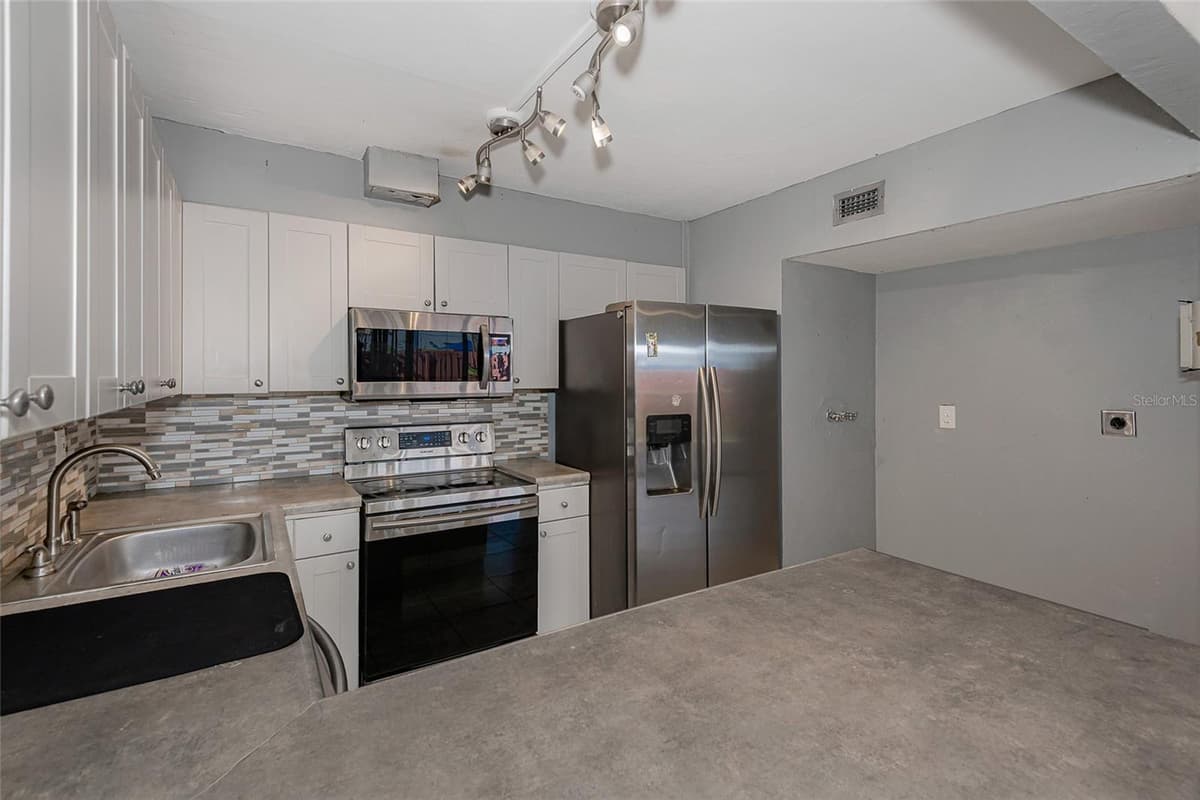 3686 59TH TERRACE — photo 7 of 26