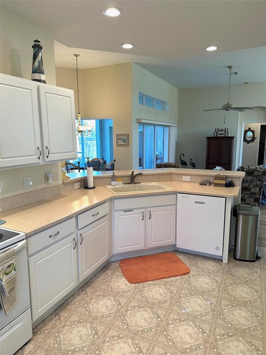 251 REXFORD DRIVE — photo 12 of 37