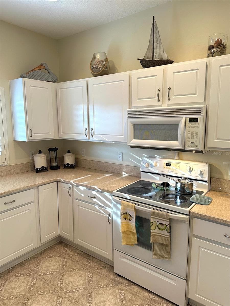 251 REXFORD DRIVE — photo 11 of 37