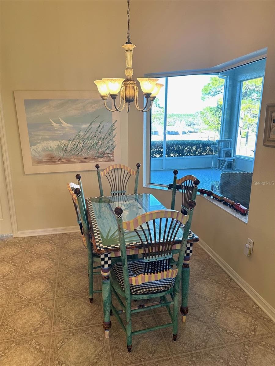 251 REXFORD DRIVE — photo 15 of 37