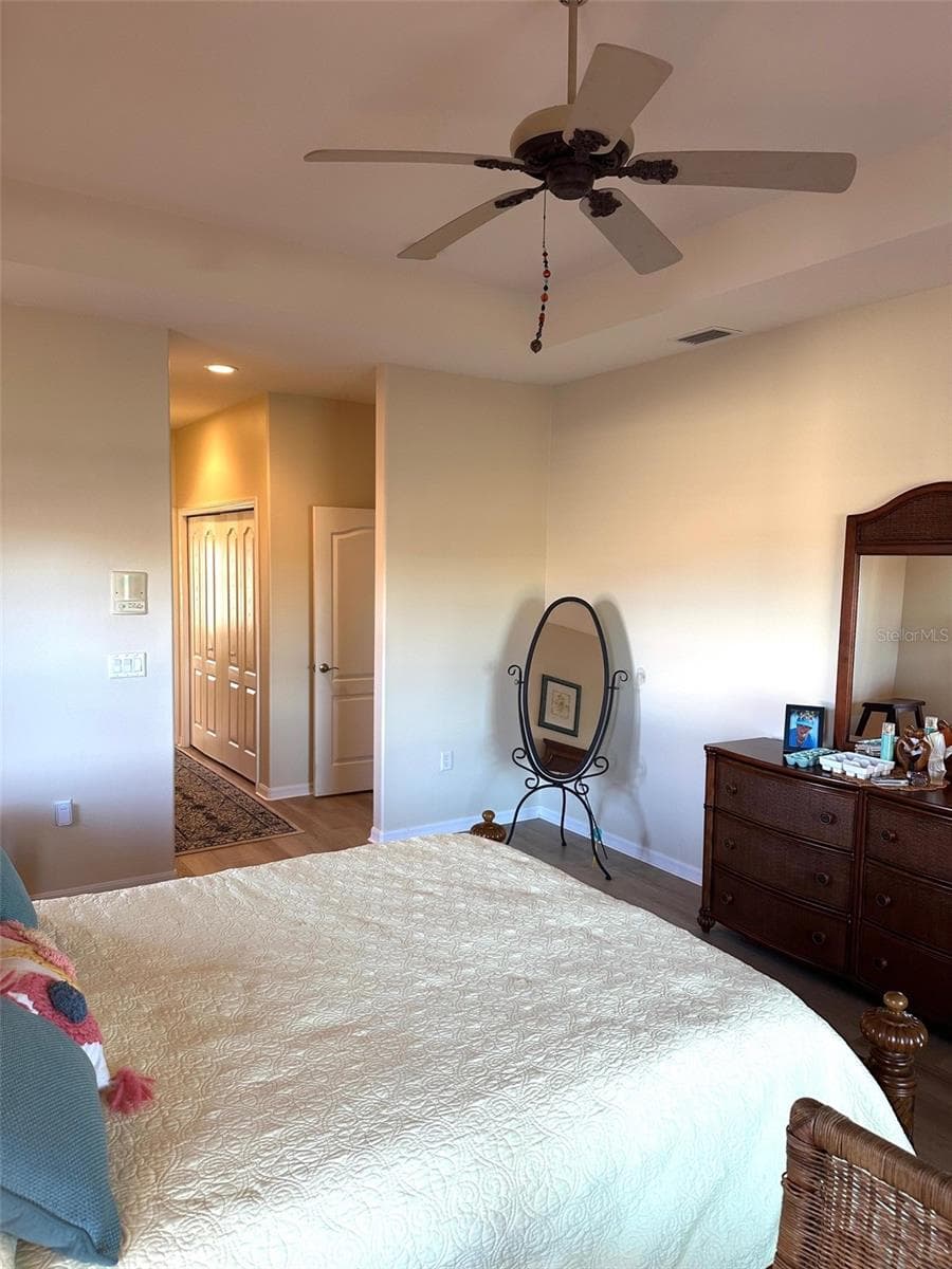 251 REXFORD DRIVE — photo 25 of 37