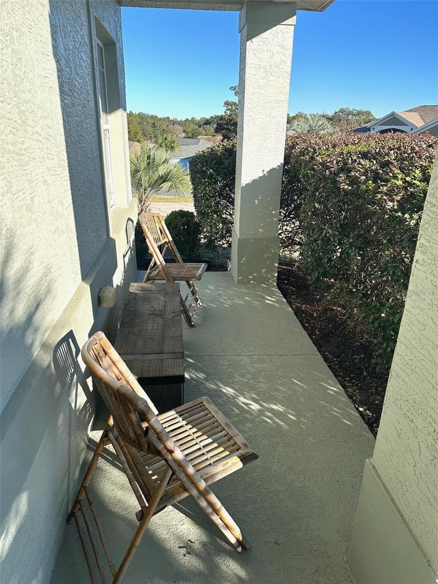 251 REXFORD DRIVE — photo 3 of 37