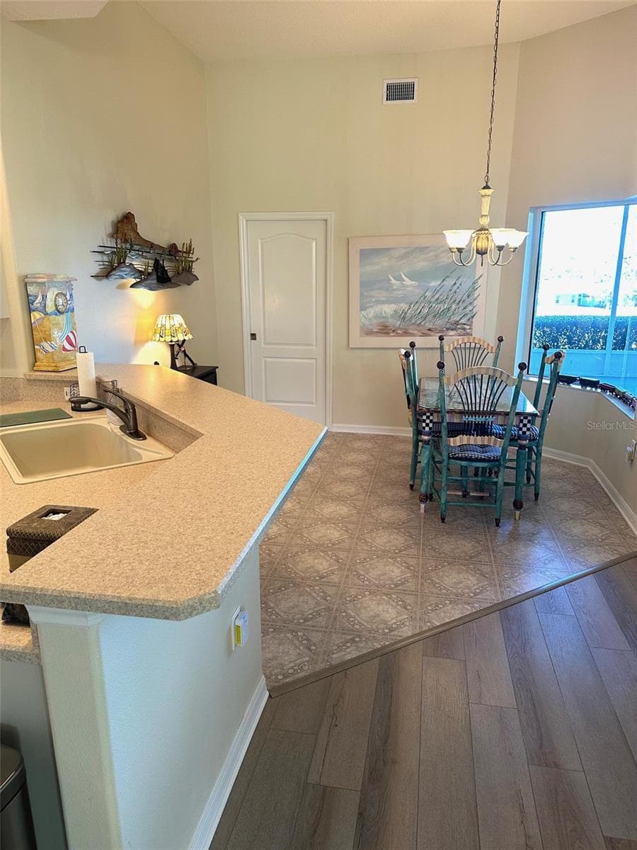 251 REXFORD DRIVE — photo 17 of 37