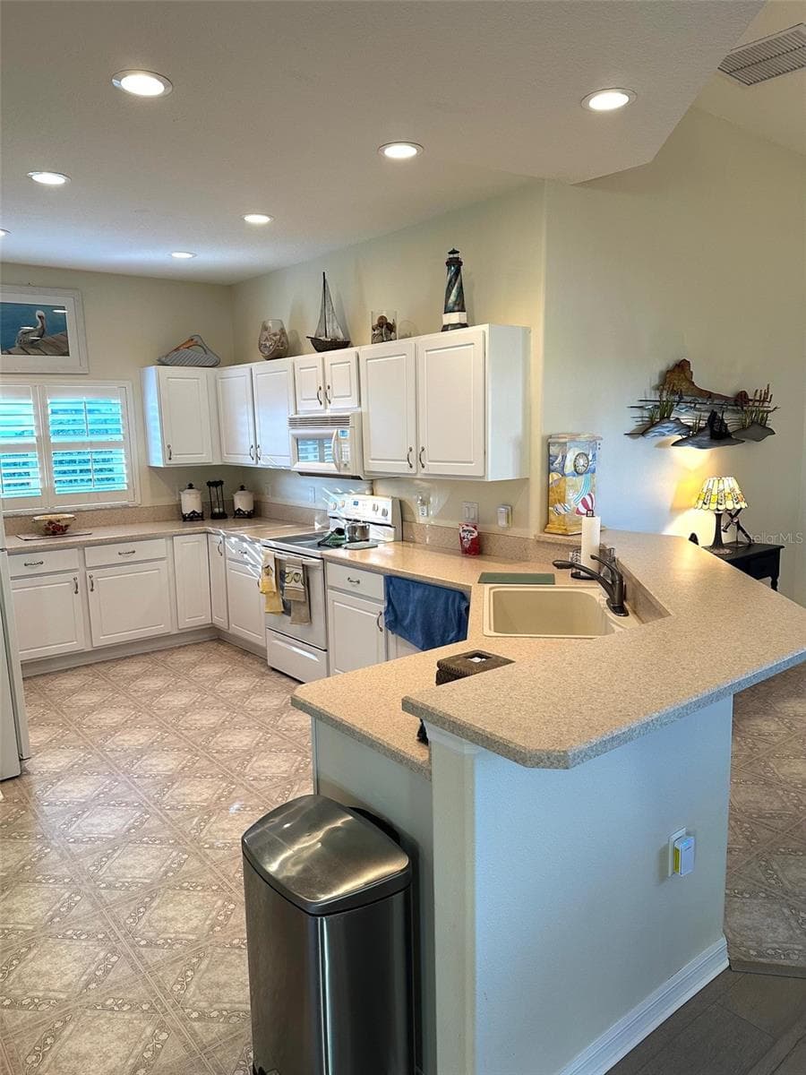 251 REXFORD DRIVE — photo 10 of 37