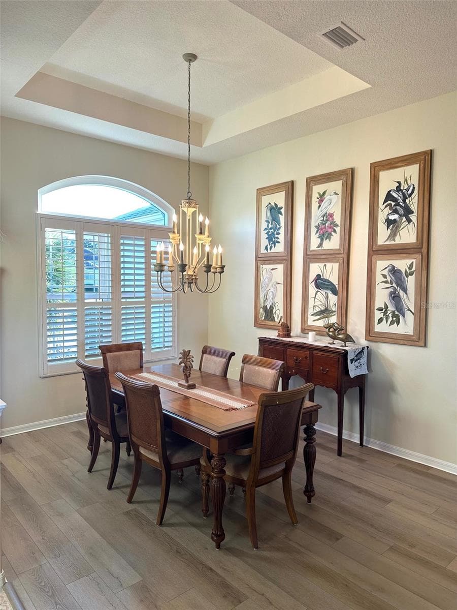251 REXFORD DRIVE — photo 9 of 37