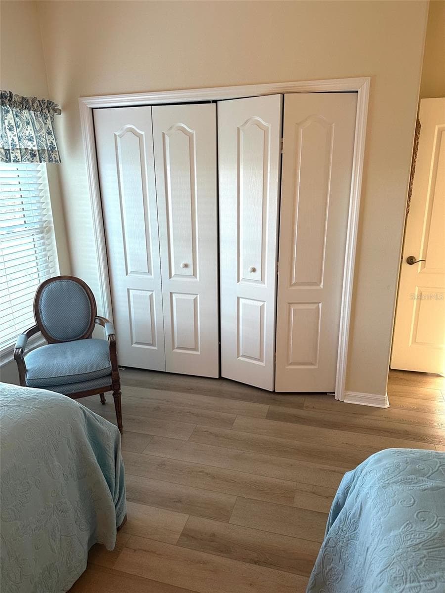 251 REXFORD DRIVE — photo 33 of 37