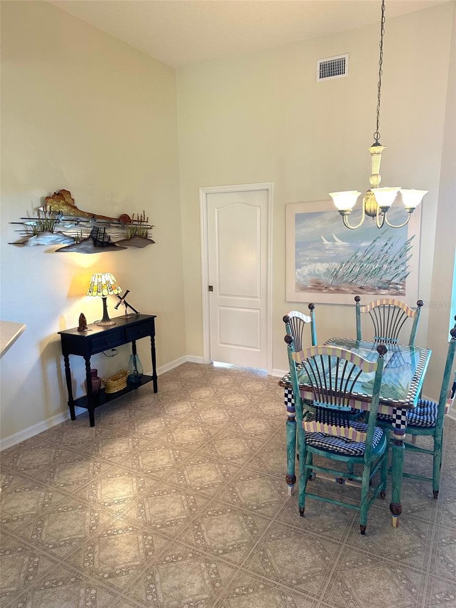 251 REXFORD DRIVE — photo 16 of 37