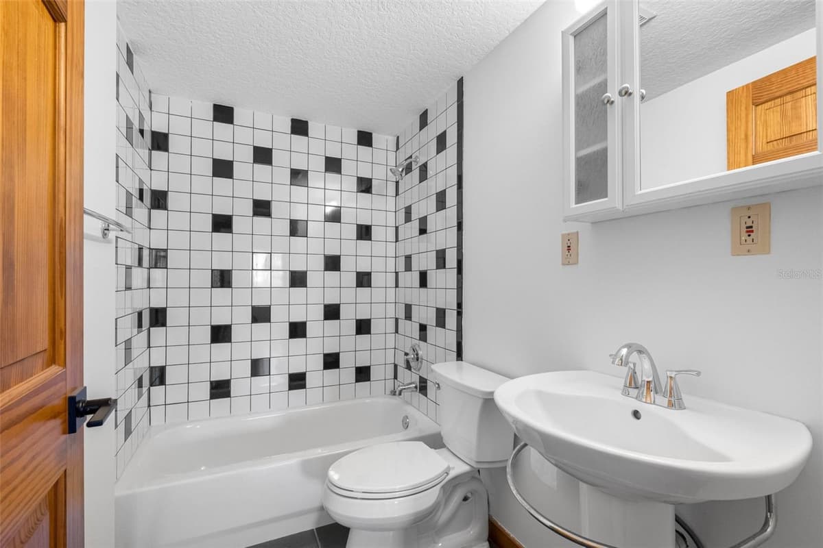11401 THONOTOSASSA ROAD — photo 40 of 68