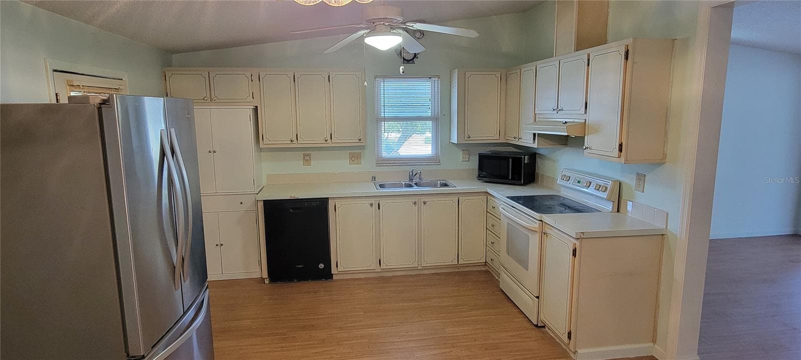 1635 PINEHURST DRIVE — photo 16 of 36
