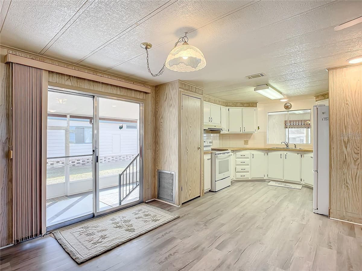 807 SWALLOW LANE — photo 4 of 28