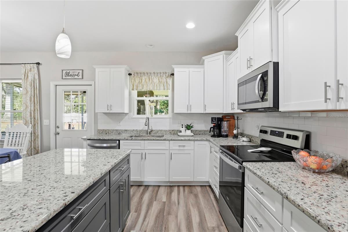 9092 MARYANN DRIVE — photo 9 of 47