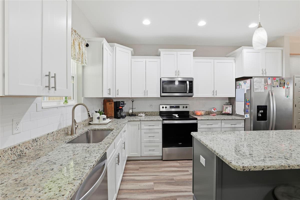 9092 MARYANN DRIVE — photo 8 of 47