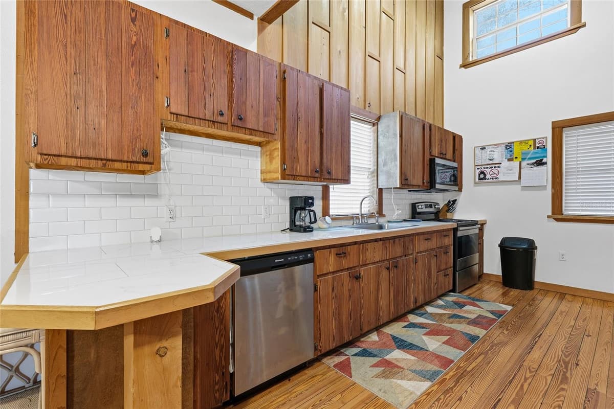 317 CEDAR STREET — photo 10 of 32