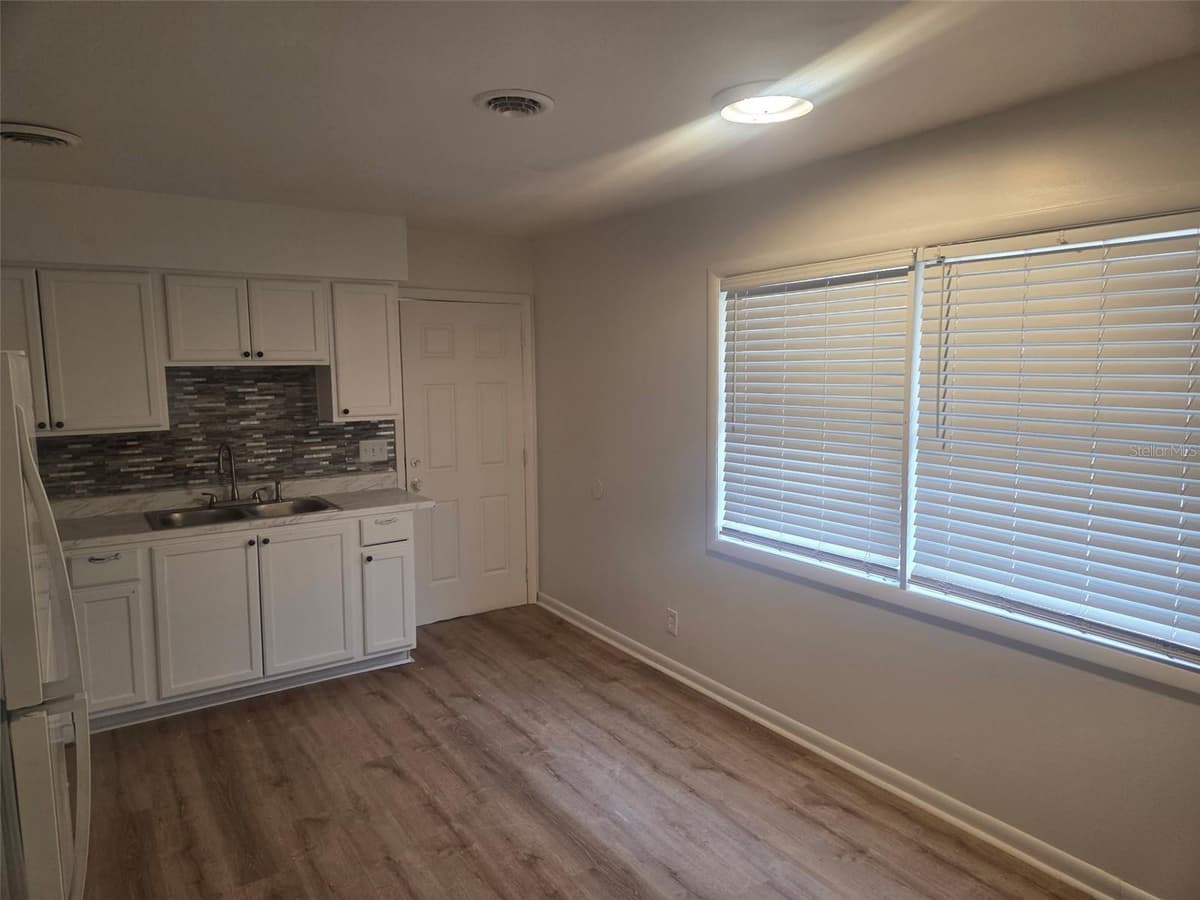 6011 GREENWOOD LANE — photo 3 of 8