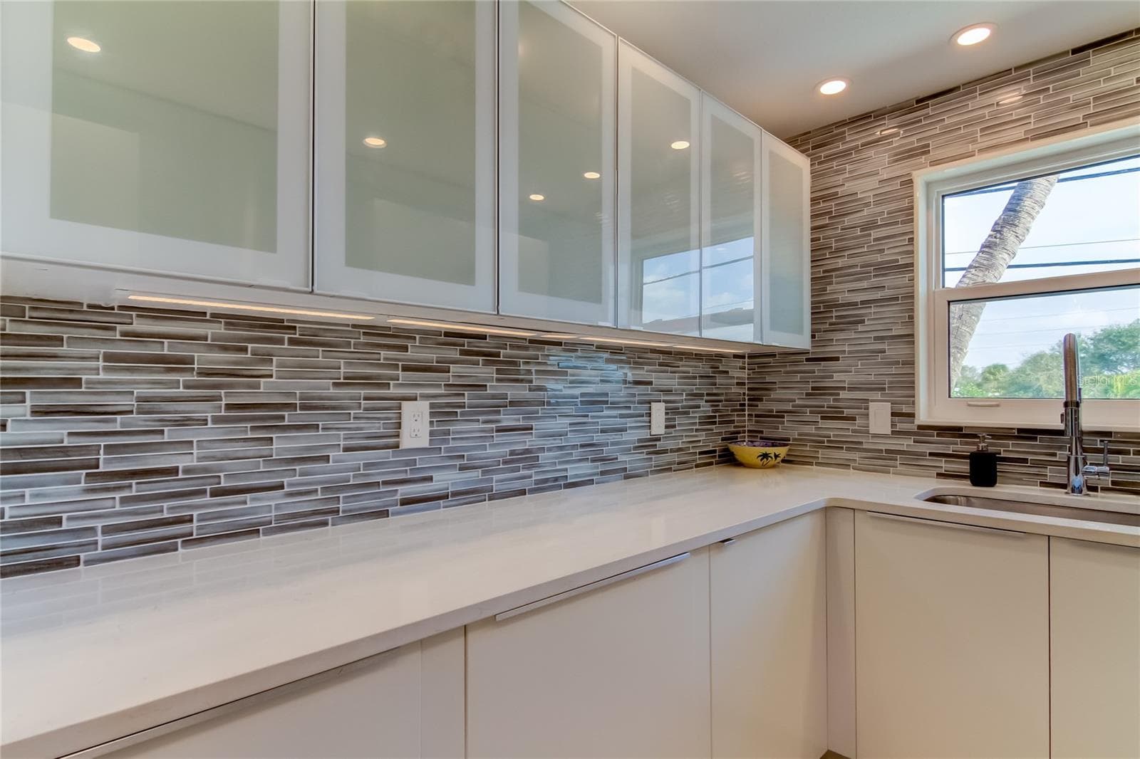 3575 GULF BOULEVARD — photo 10 of 24