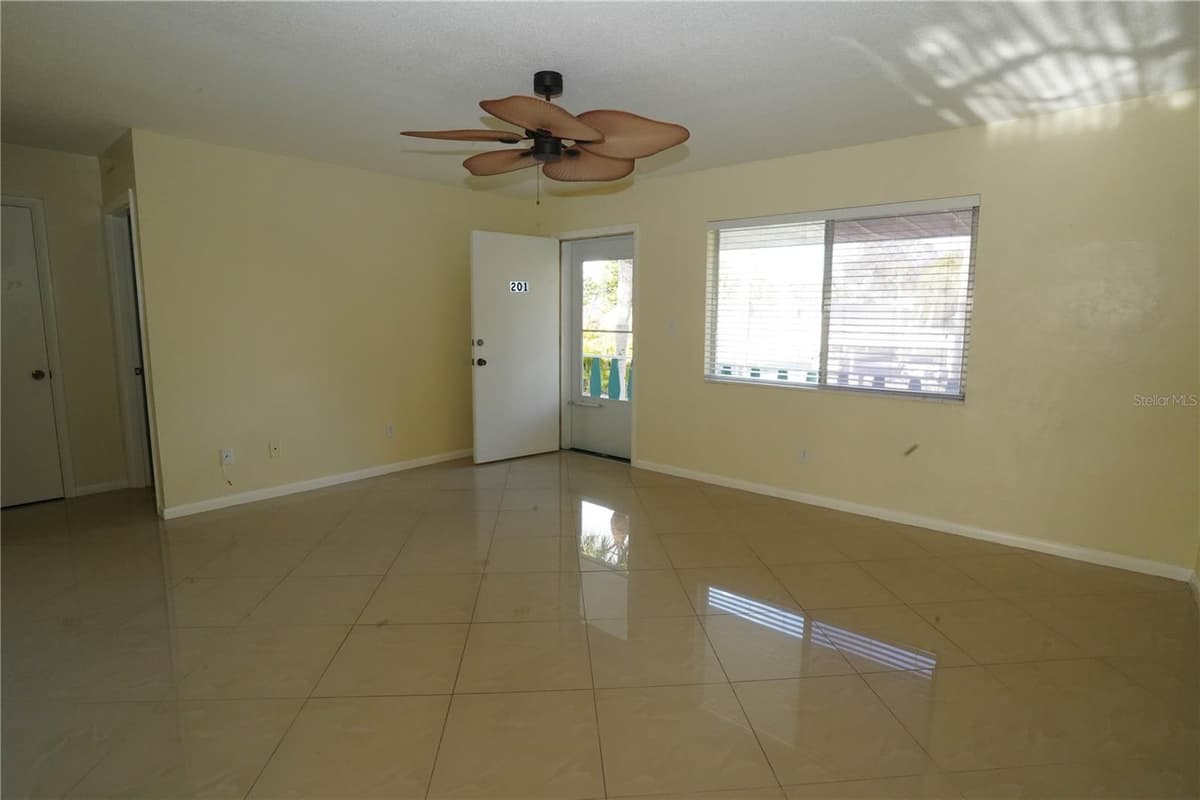 349 JOEL BOULEVARD — photo 3 of 14