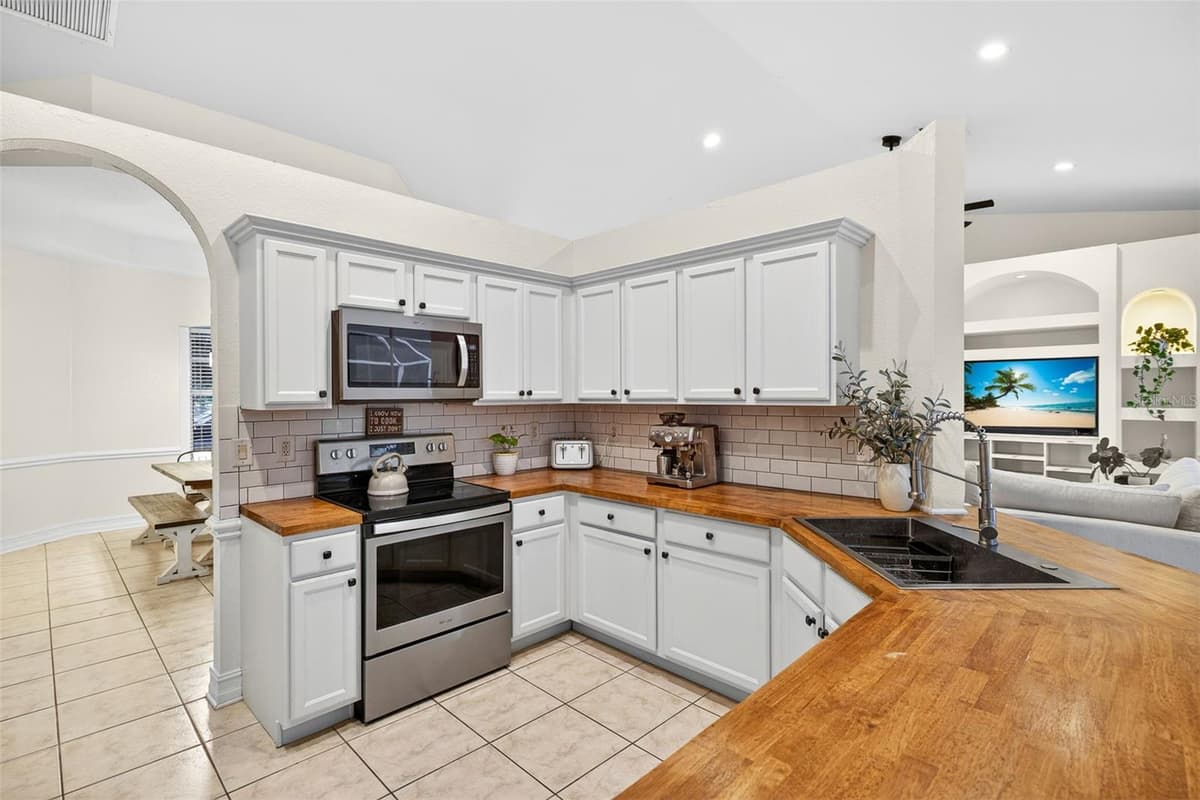 5791 GOLDEN GATE PARKWAY — photo 4 of 36