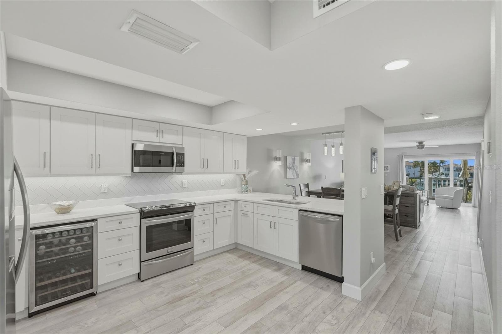 544 PINELLAS BAYWAY — photo 8 of 37