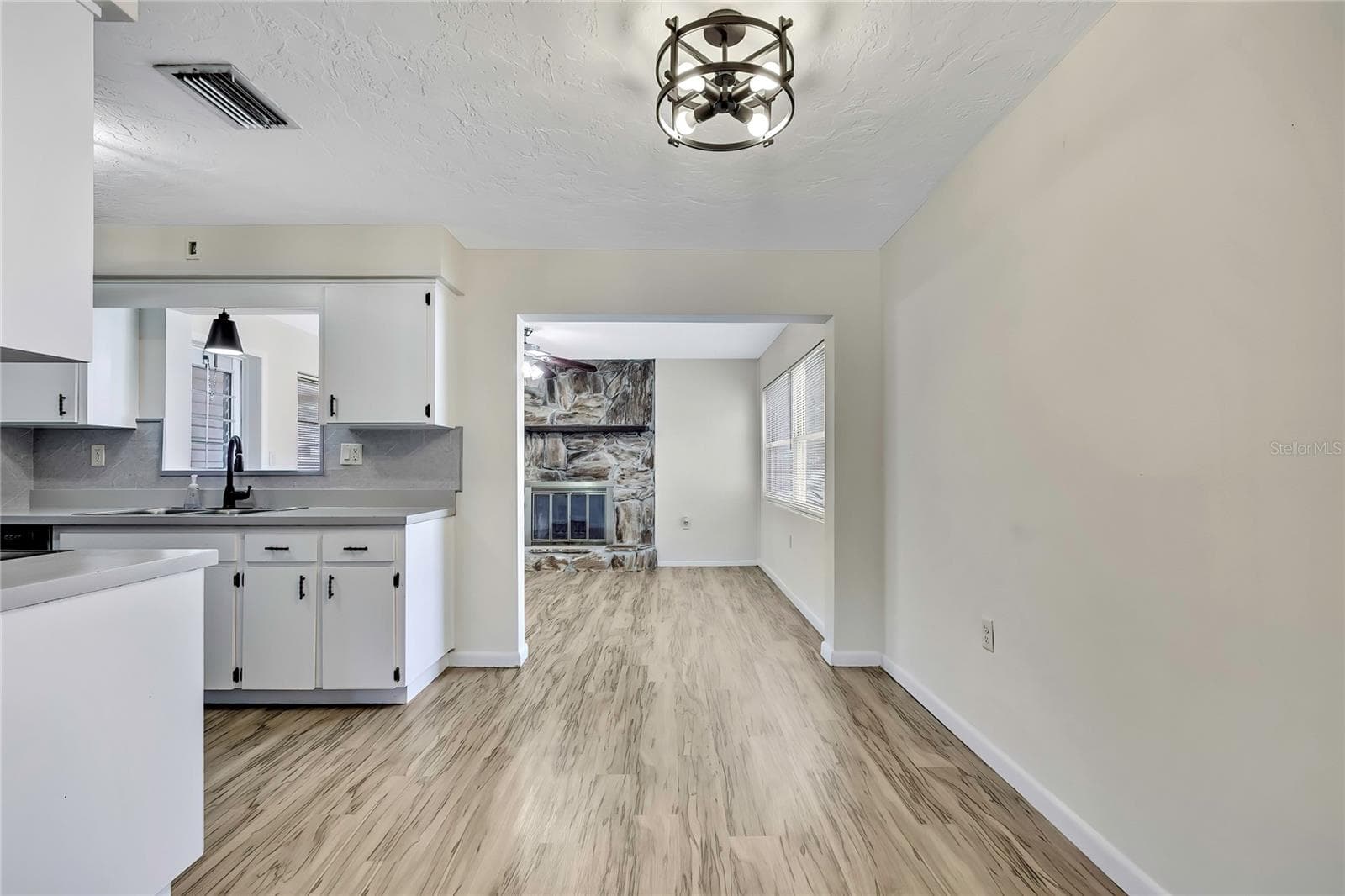 6 JAMES COURT — photo 11 of 61