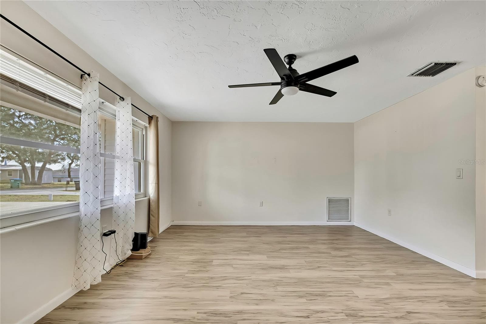 6 JAMES COURT — photo 16 of 61