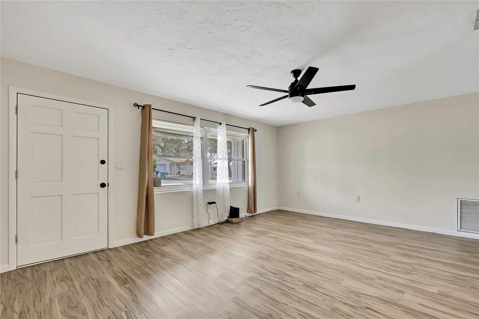 6 JAMES COURT — photo 14 of 61