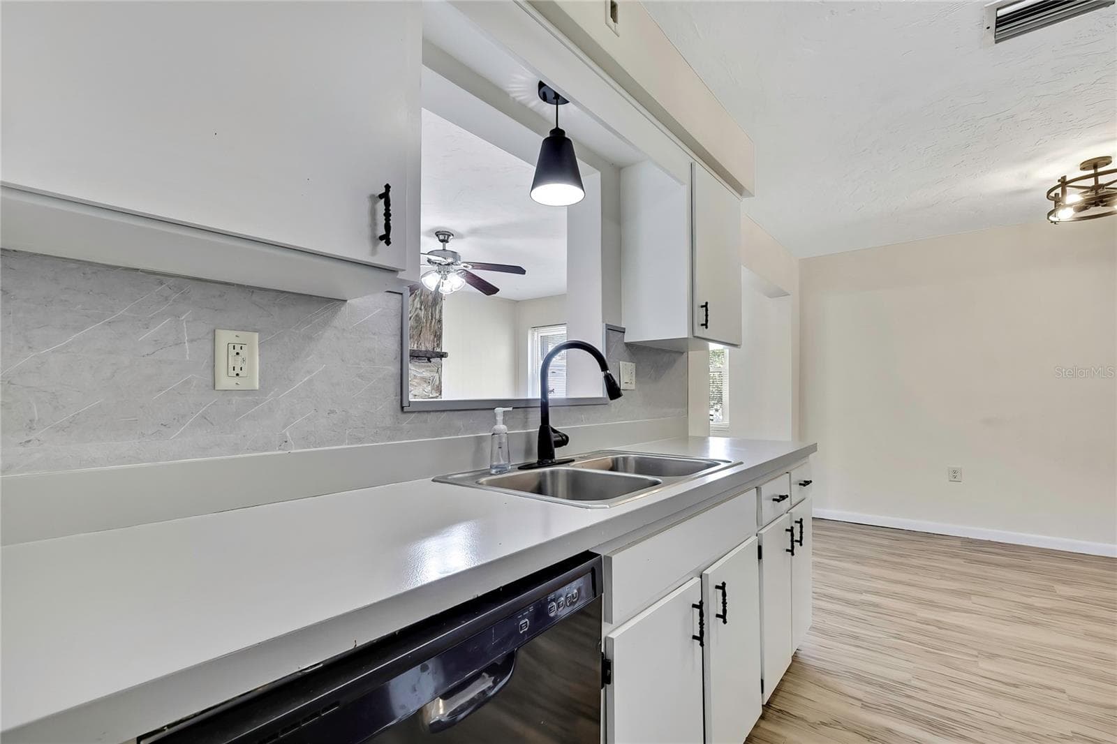 6 JAMES COURT — photo 10 of 61