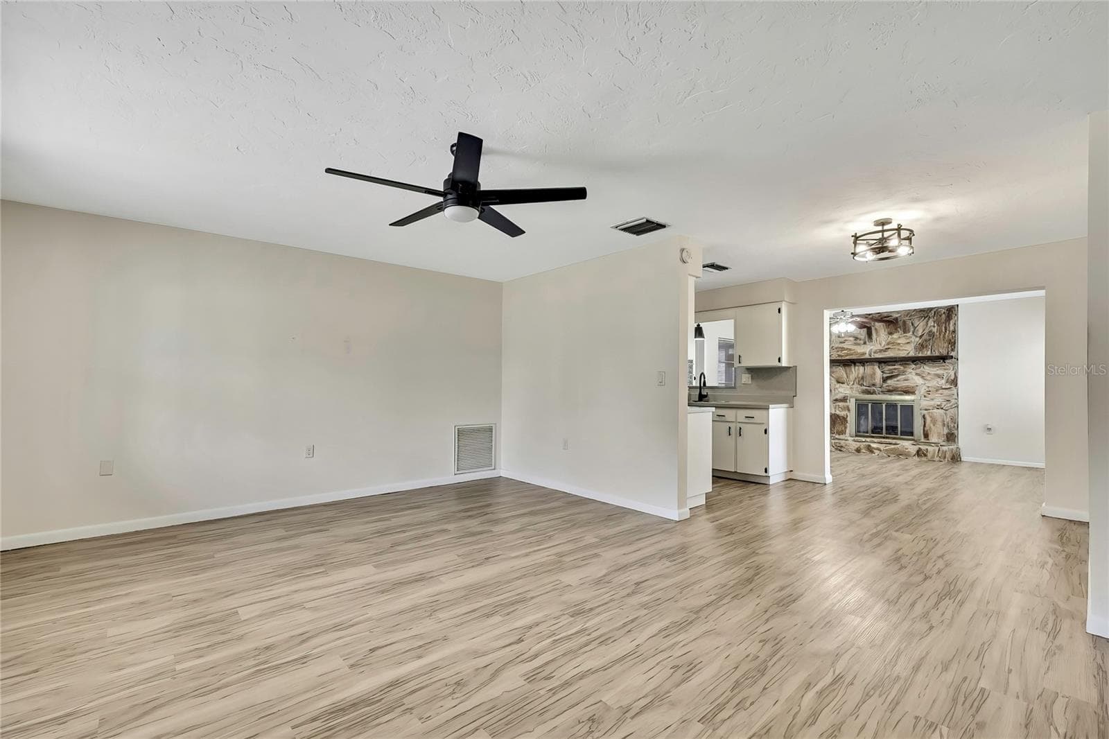 6 JAMES COURT — photo 15 of 61