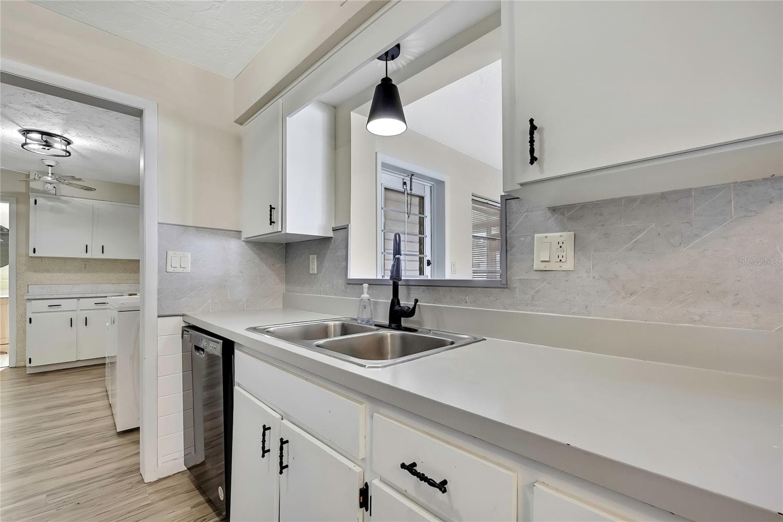 6 JAMES COURT — photo 9 of 61
