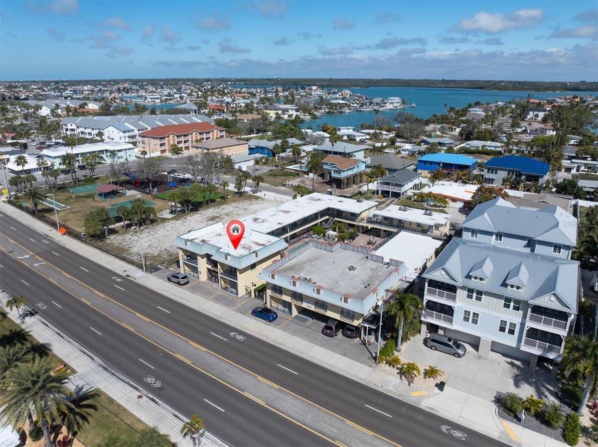 16333 GULF BOULEVARD — photo 3 of 39