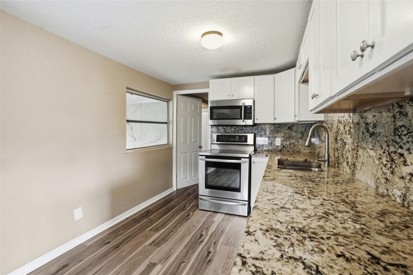 11311 ALTOONA AVENUE — photo 14 of 47