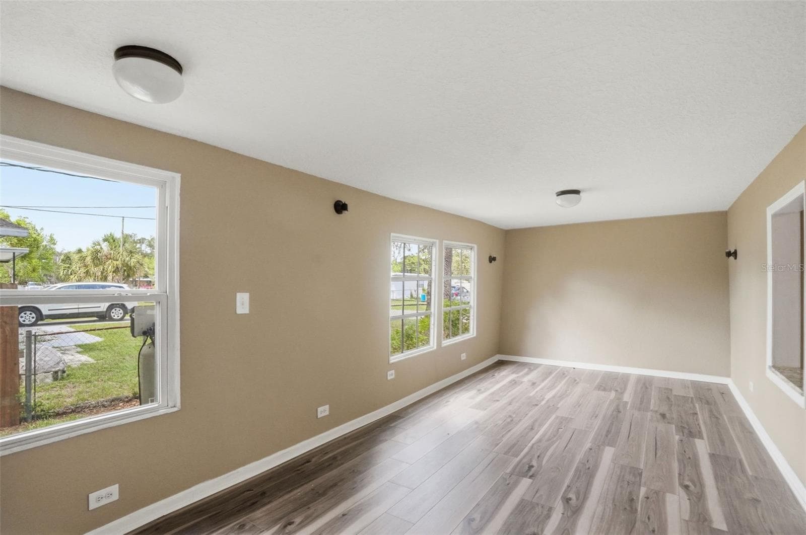 11311 ALTOONA AVENUE — photo 13 of 47