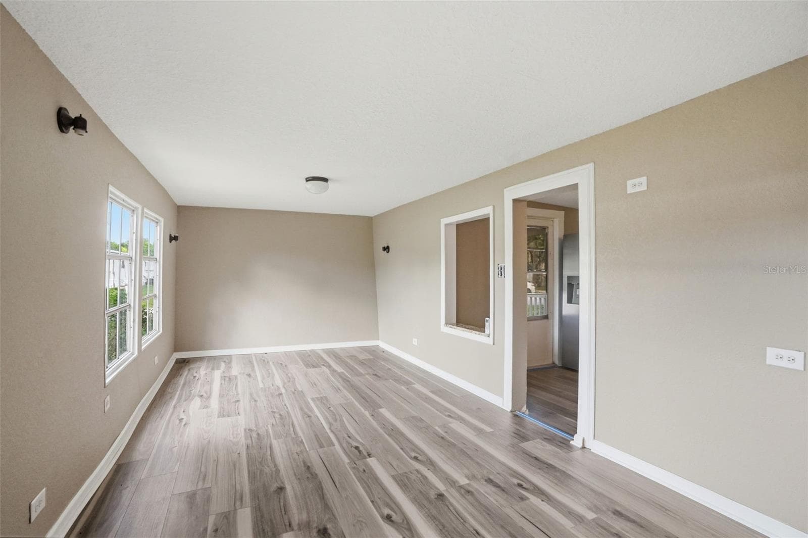 11311 ALTOONA AVENUE — photo 12 of 47