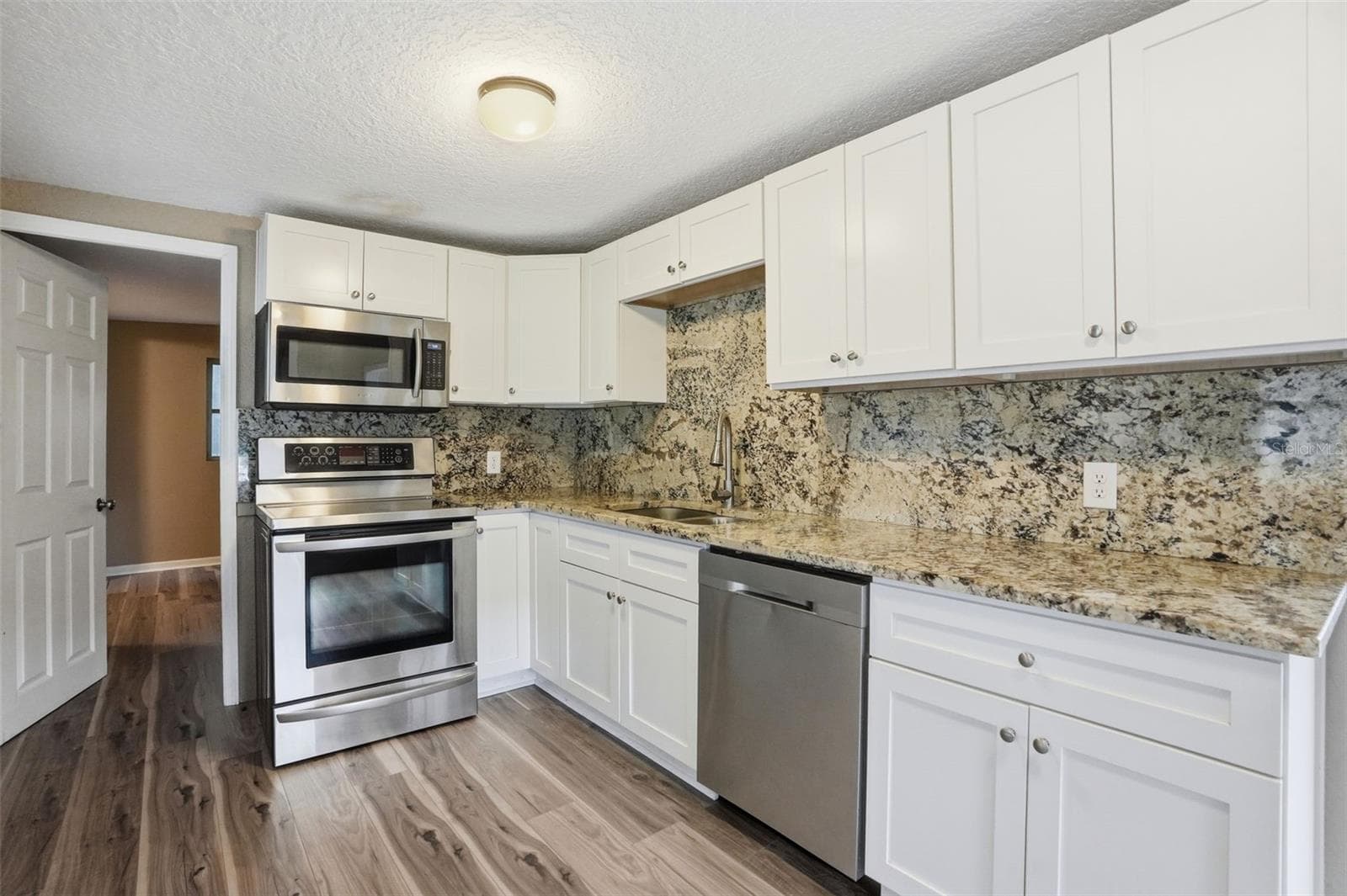 11311 ALTOONA AVENUE — photo 3 of 47