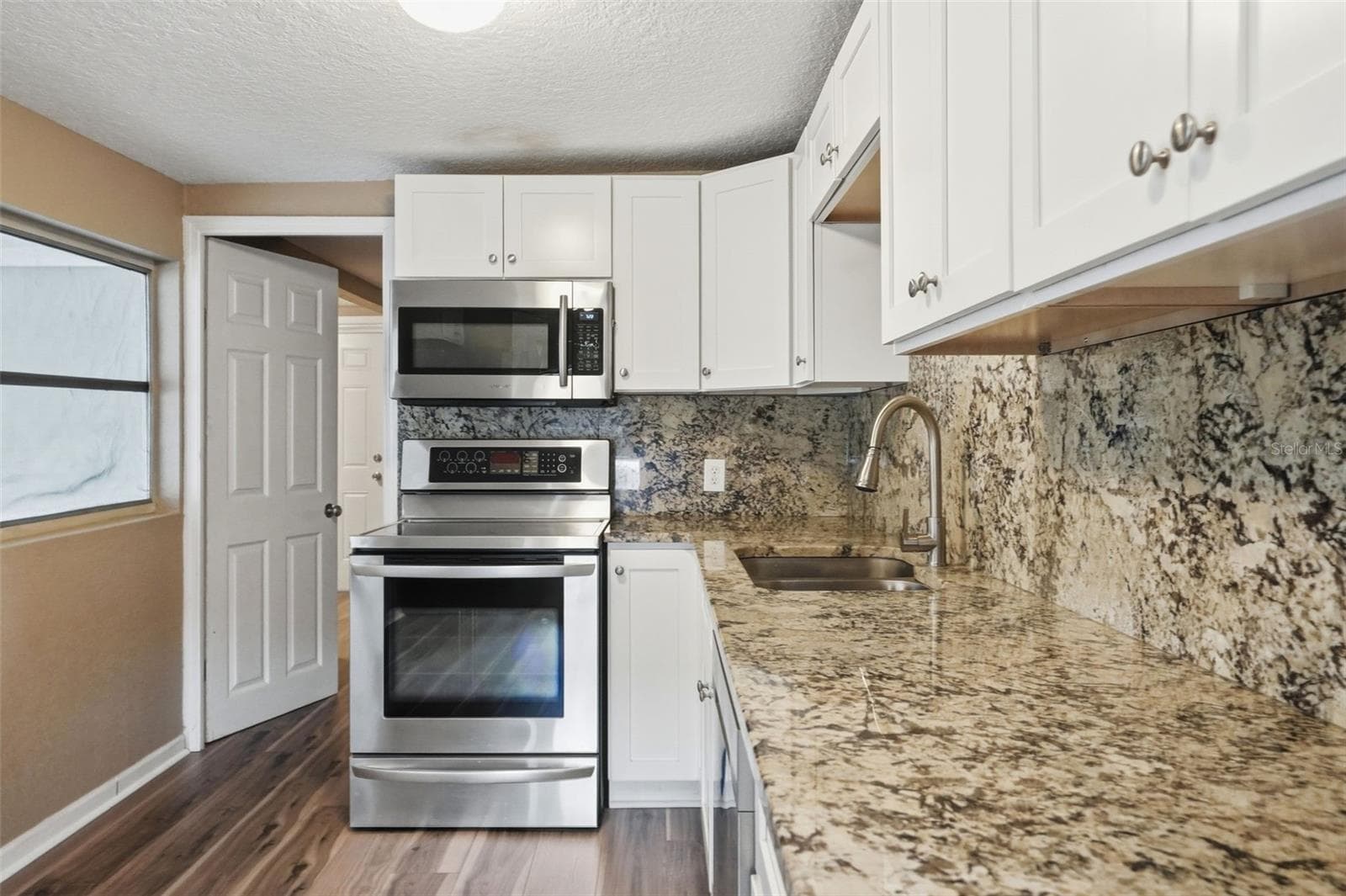 11311 ALTOONA AVENUE — photo 15 of 47