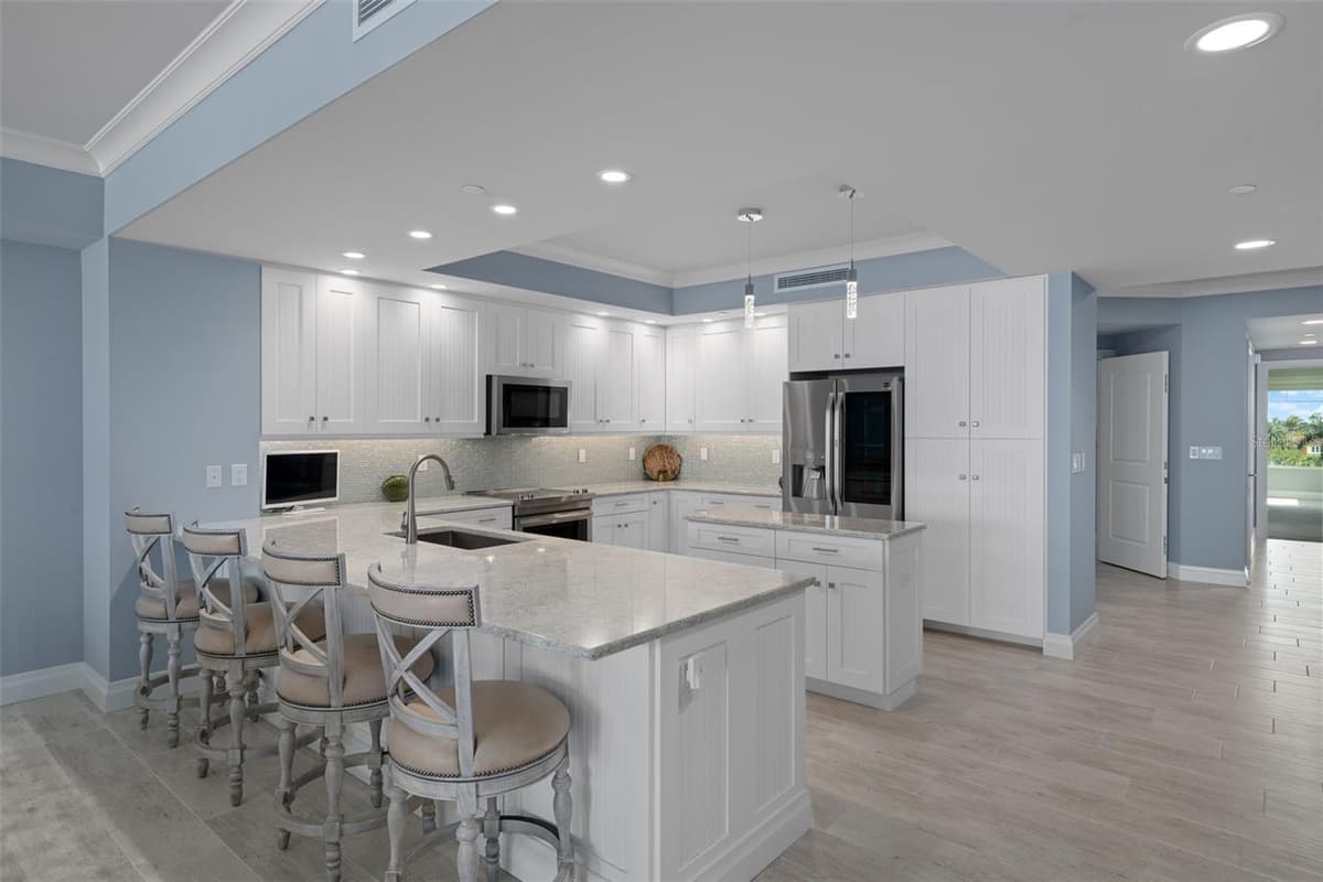 650 COLLANY ROAD — photo 10 of 49