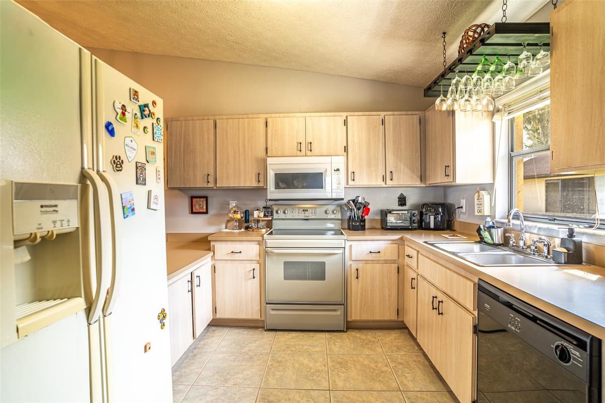 15 CHARLTON DRIVE — photo 7 of 25