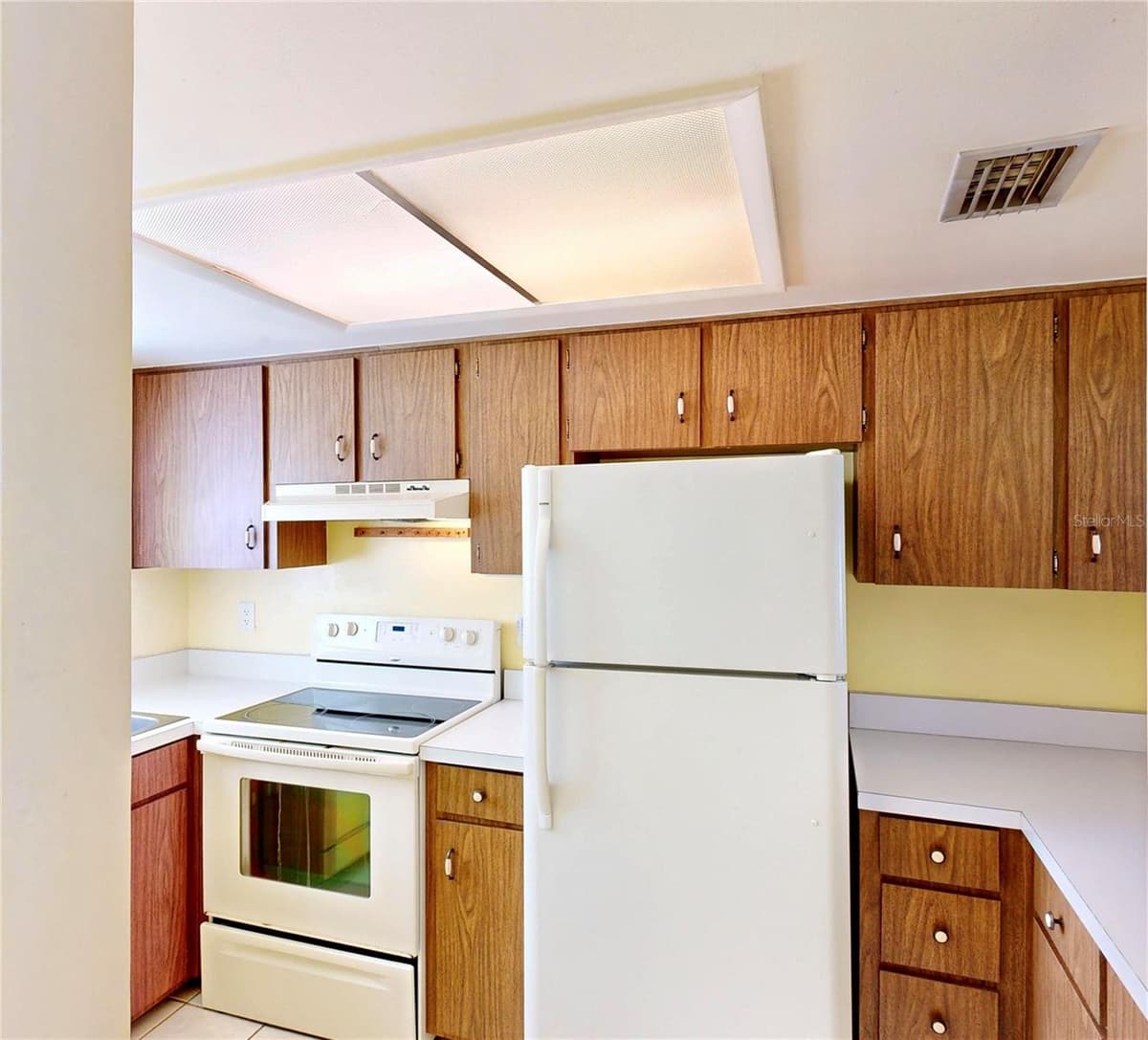 404 ORLANDO AVENUE — photo 5 of 29