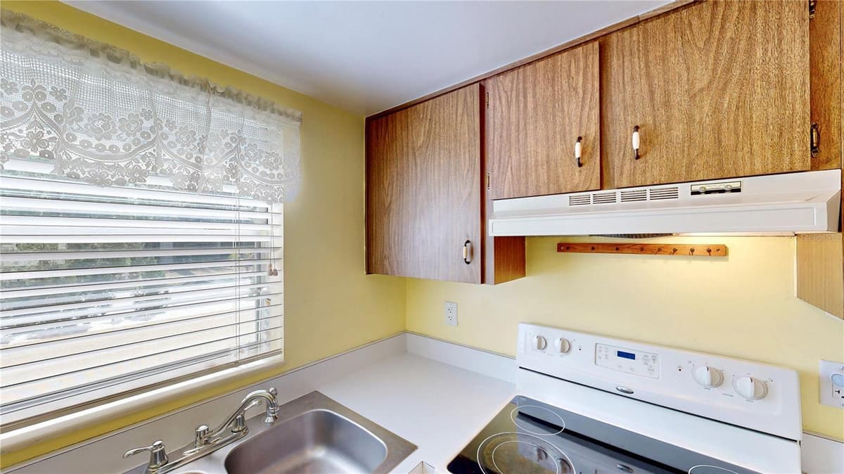 404 ORLANDO AVENUE — photo 6 of 29