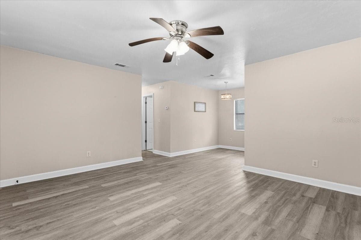 11907 147TH PLACE — photo 3 of 18