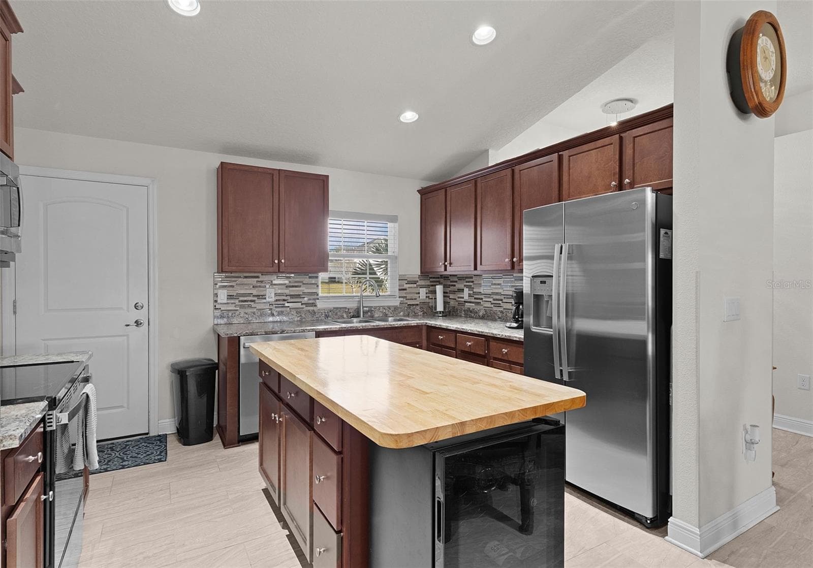 403 EDITH DRIVE — photo 9 of 28