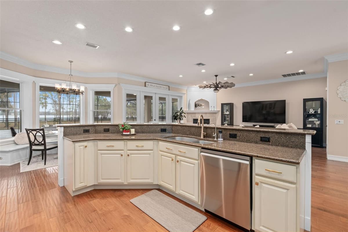 5301 CARSON STREET — photo 22 of 69