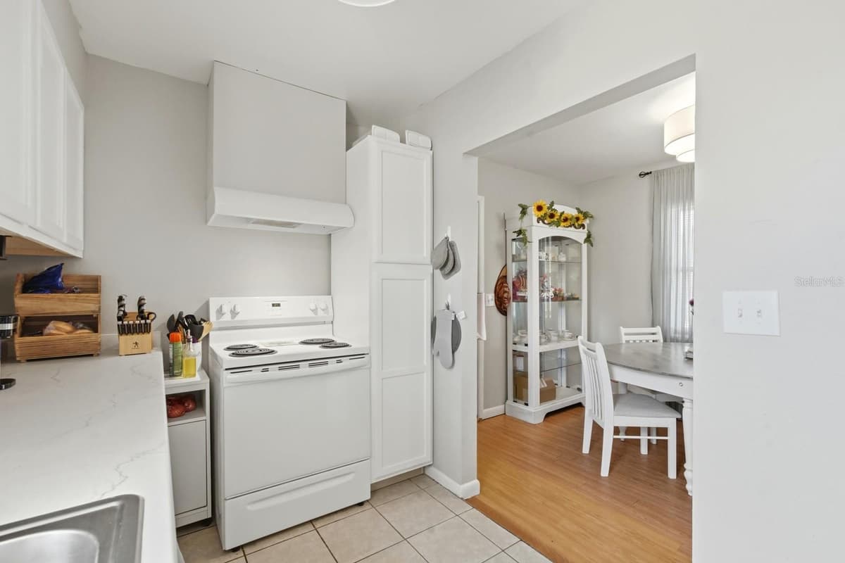 2627 MYRTLE AVENUE — photo 10 of 24