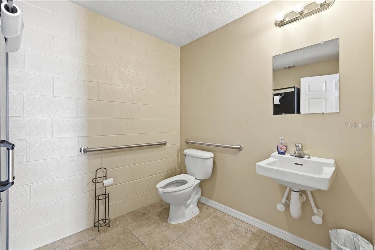 1220 BISCAYNE BOULEVARD — photo 11 of 36