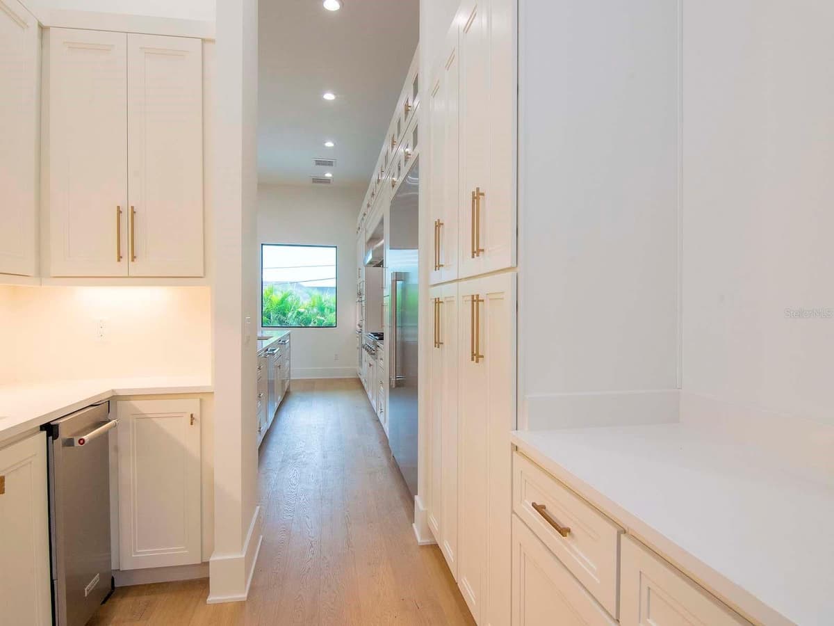 654 GENEVA PLACE — photo 8 of 55