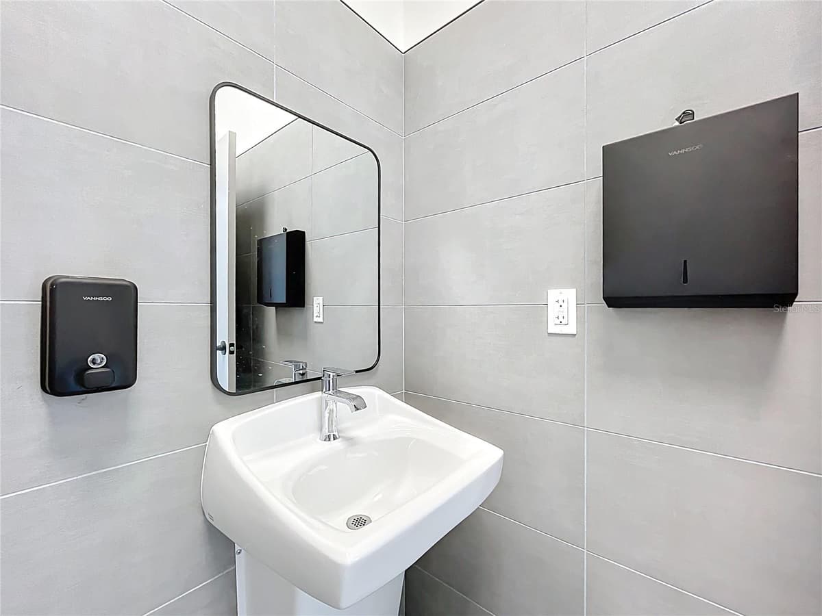 705 HENNIS ROAD — photo 9 of 18