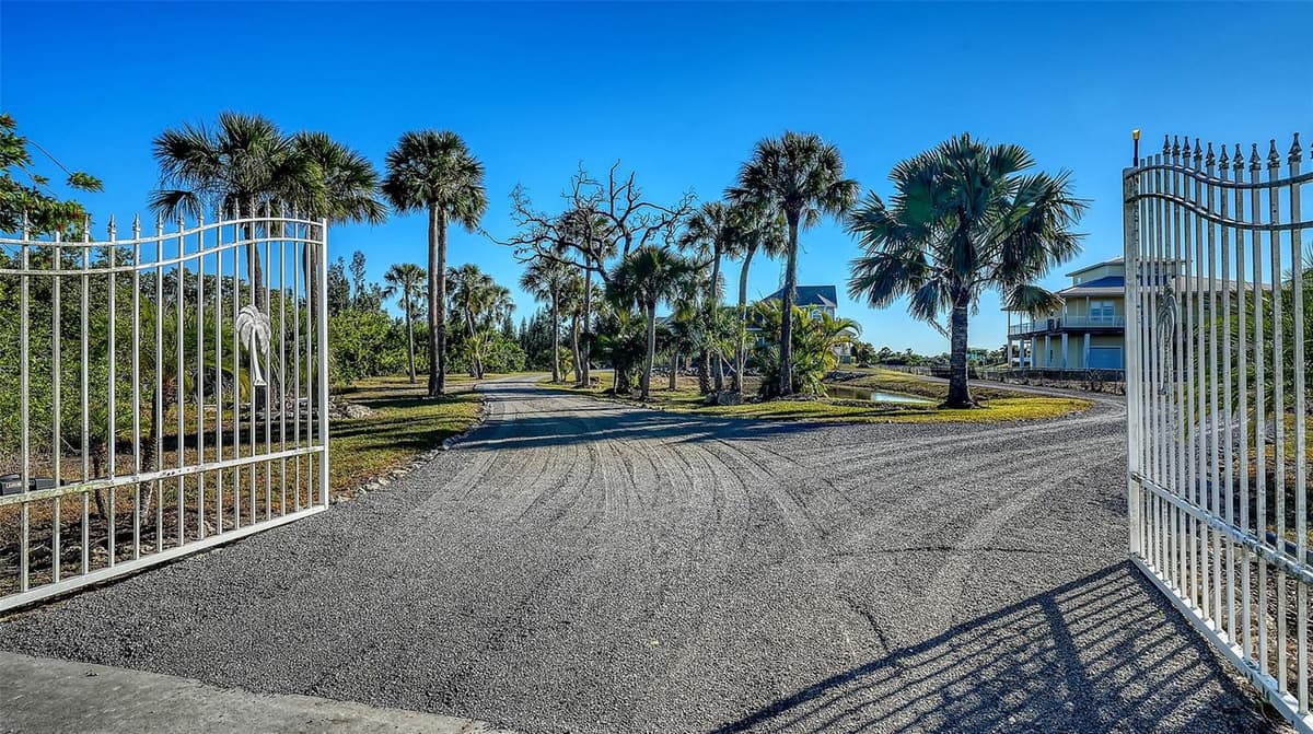 925 BAYSHORE DRIVE — photo 3 of 55